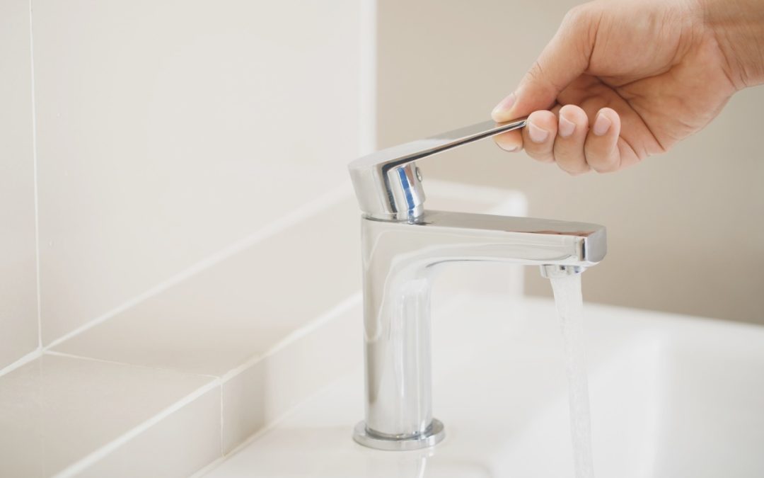 Consommer moins d&rsquo;eau au quotidien : gestes malins et faciles